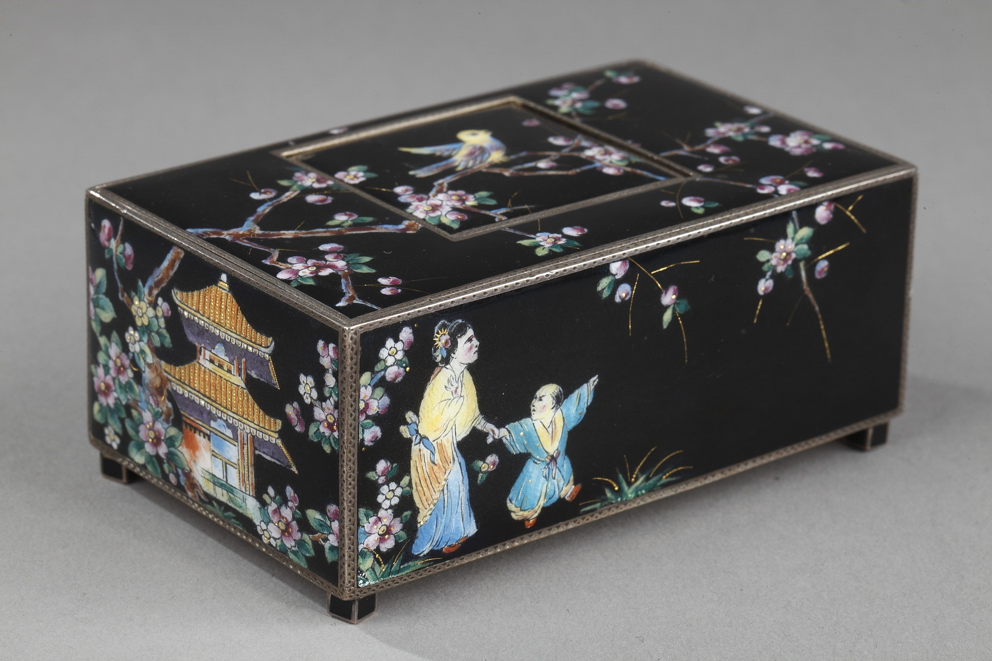 Enamelled music box with singing bird, Japanese design